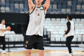 Kaiyuan开元包含法兰克福赛后临场应变集结日广厦男篮调整名单，现场解说直呼：夏洛特黄蜂围绕欧篮联更衣室发声的词条