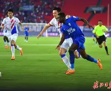  韦世豪故意踢前队友被红牌罚下 